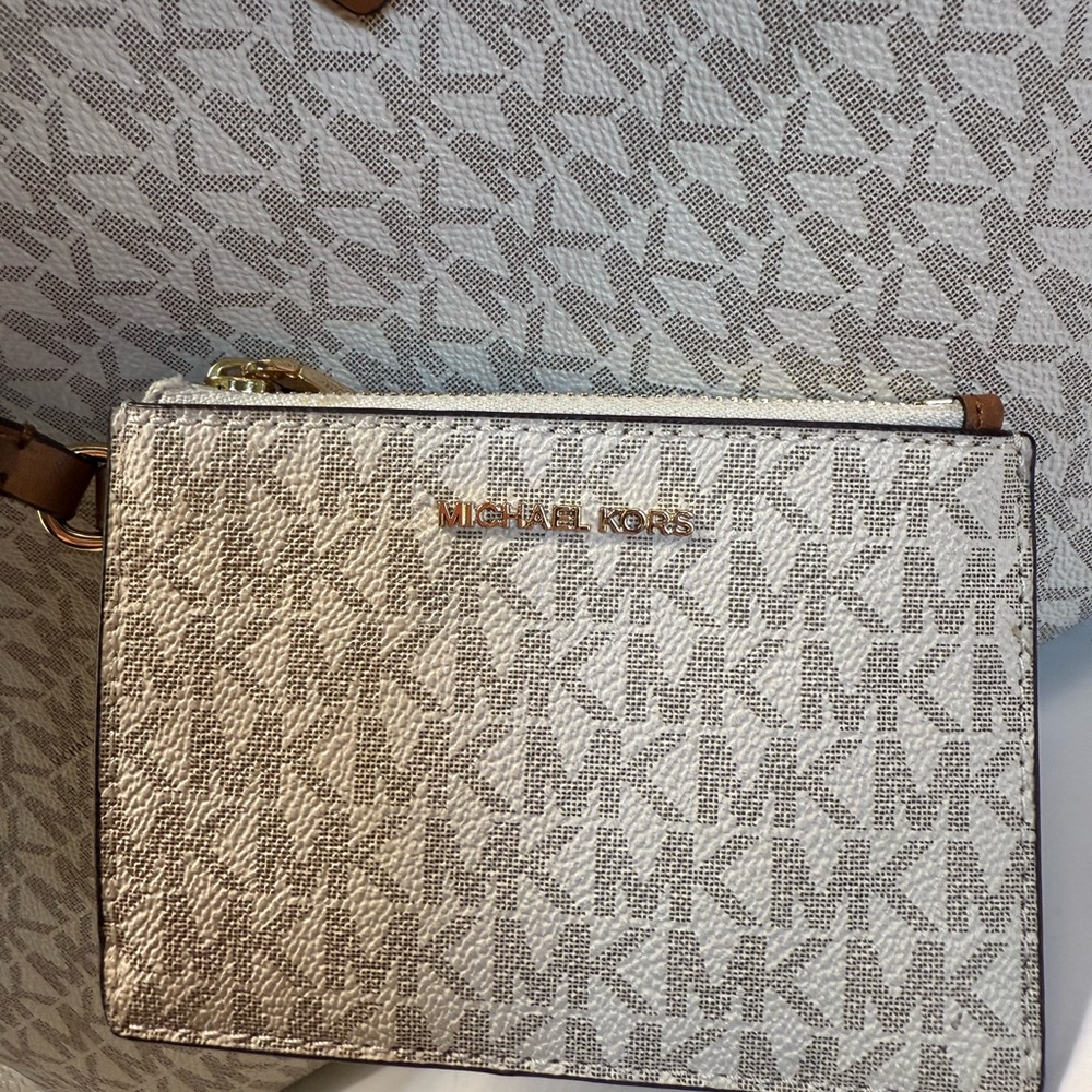 Michael Kors Charlie Tote W Zip case NWT - Picture 9 of 10